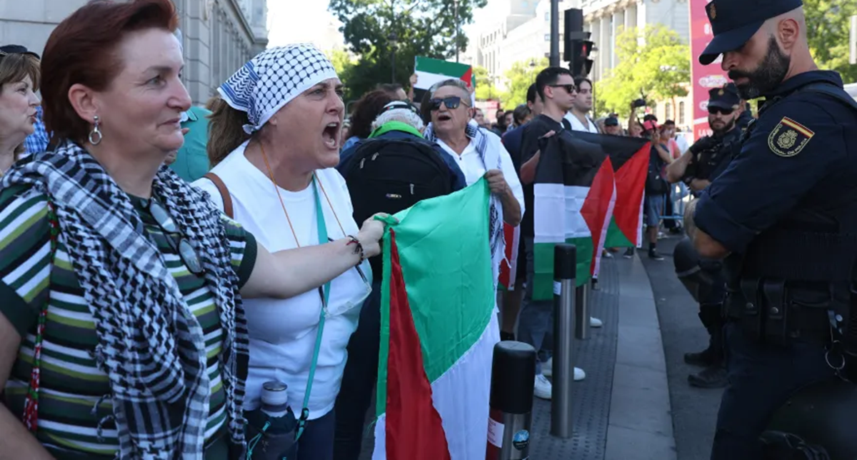 احتجاجات مناهضة لإسرائيل تنهي سباق إسبانيا للدراجات مبكرا